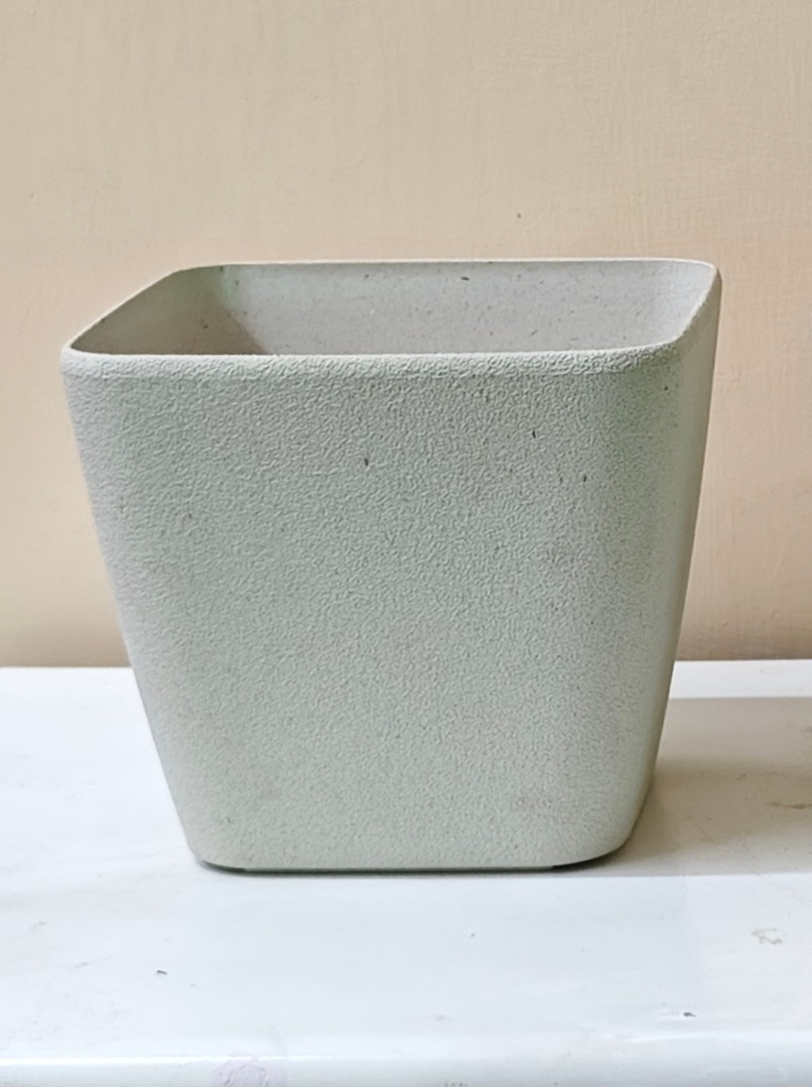 Earth-Friendly Daisy Self Watering Planters 7 Inch set of 1