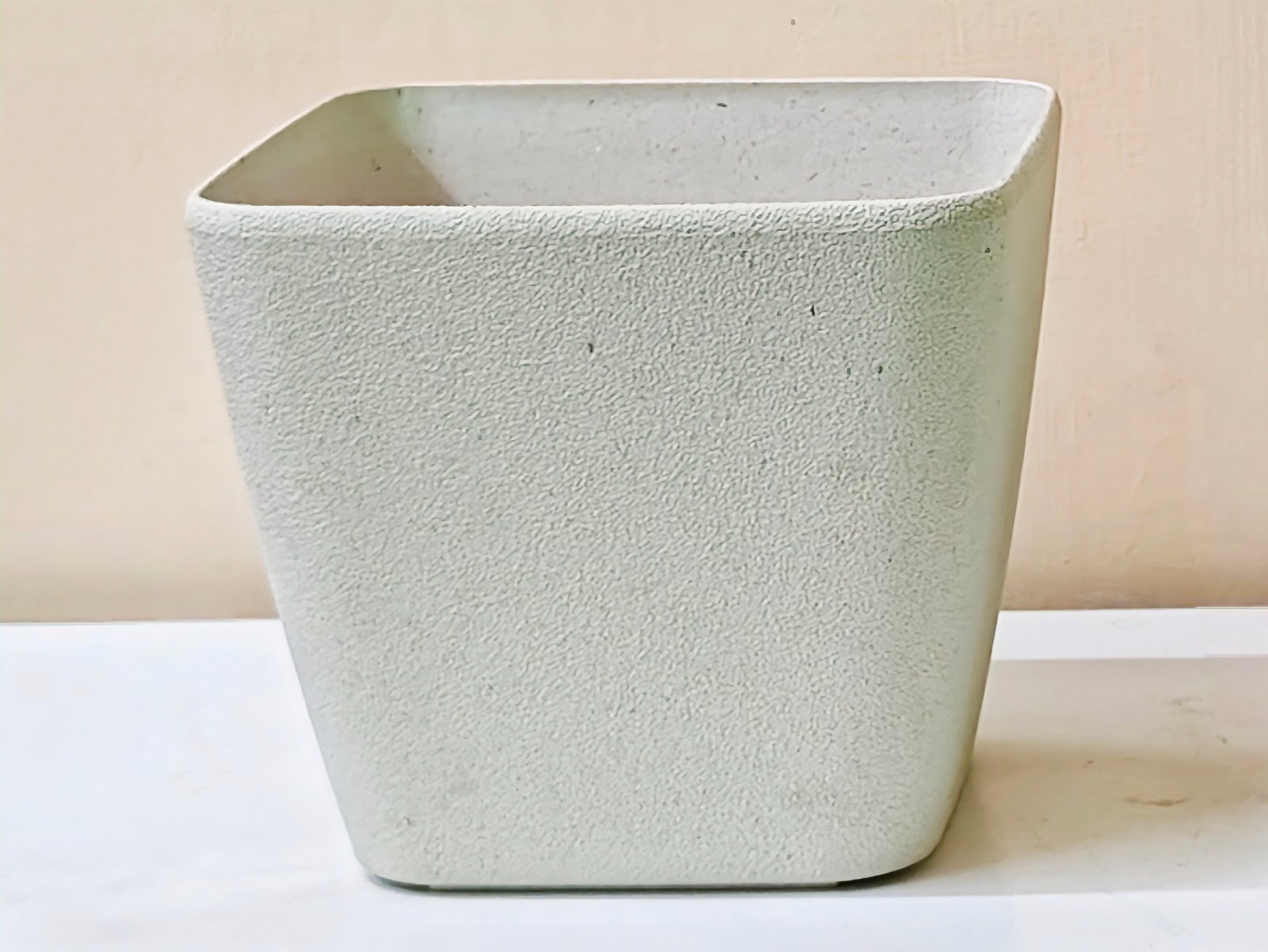 Earth-Friendly Daisy Self Watering Planters 7 Inch set of 1